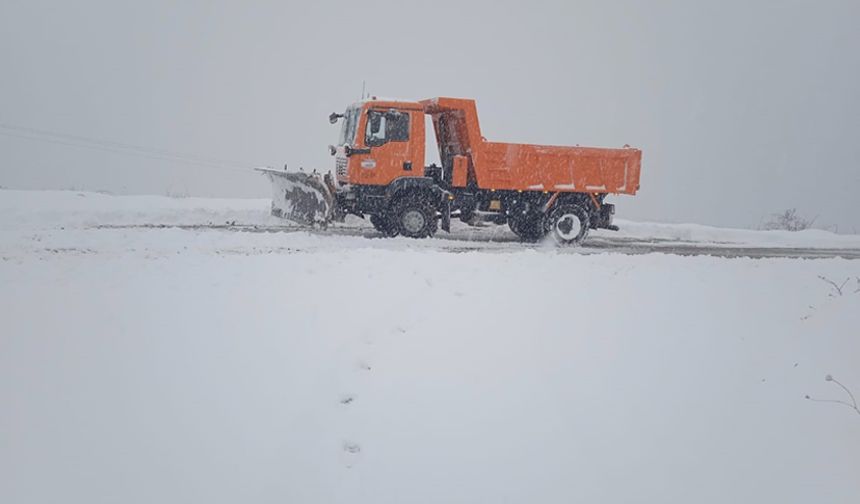 KASTAMONU'DA KAR YAĞIŞI NEDENİYLE 283 KÖY YOLU ULAŞIMA KAPANDI