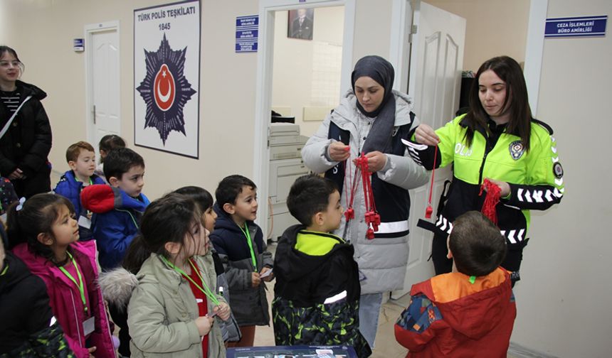 BOLU'DA ANAOKULU ÖĞRENCİLERİNDEN EMNİYET MÜDÜRLÜĞÜNÜ ZİYARET ETTİ