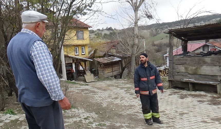 YANGINA GELEN İTFAİYE MEMURUNA İLGİNÇ TALEP; EVE SU SIKMAYIN EVİN İÇİ SU DOLAR