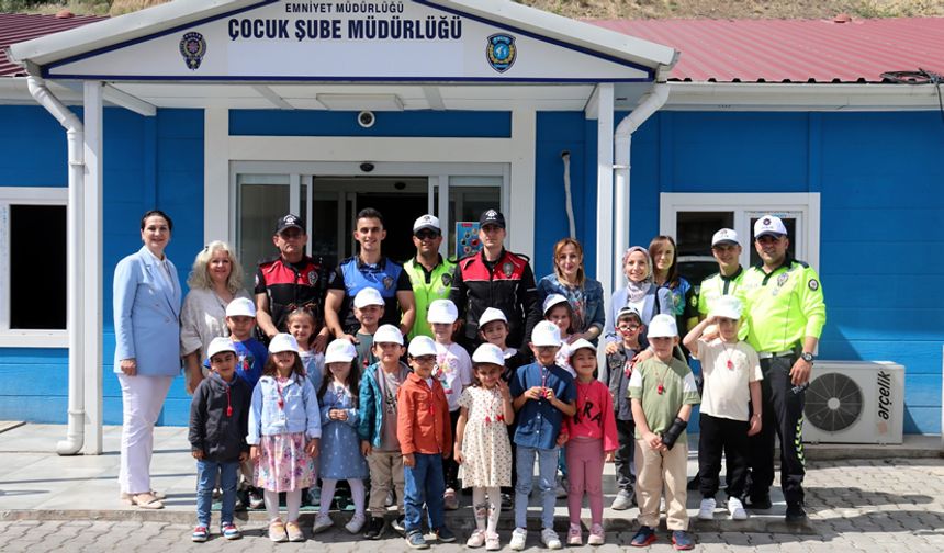 MİNİKLERDEN ÇOCUK ŞUBEYE ZİYARET