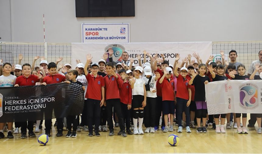 MİNİK ÖĞRENCİLER VOLEYBOL ETKİNLİĞİNDE BULUŞTU