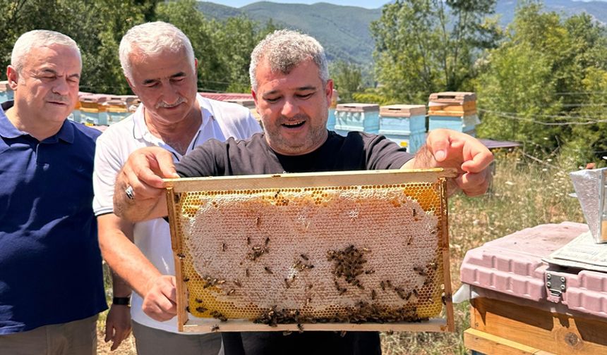 BAŞKAN KARAKAŞ KUZDAĞ KÖYÜ'NDE BAL HASADINA KATILDI