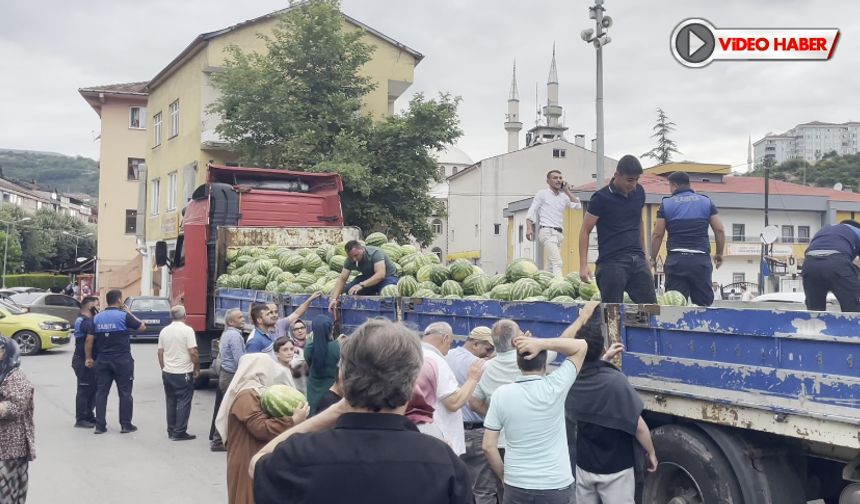YENİCE’DE HALKA BİR TIR DOLUSU KARPUZ DAĞITILDI
