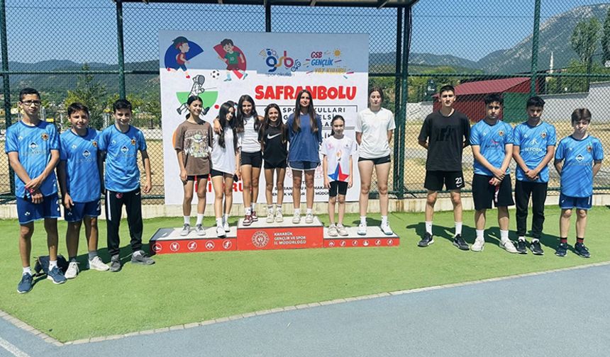 SAFRANBOLU’DA 15 TEMMUZ ŞEHİTLERİ ANISINA 400 METRE KOŞUSU