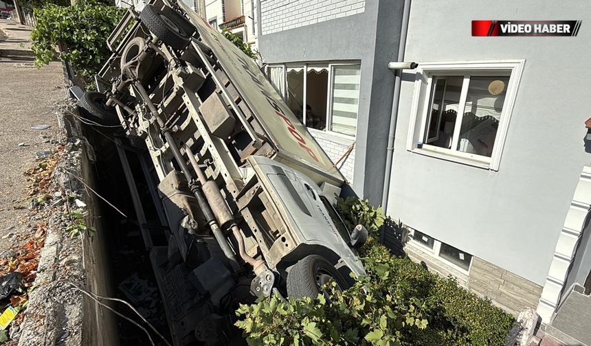 FRENİ BOŞALAN KAMYONET APARTMAN BAHÇESİNE DÜŞTÜ