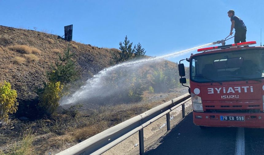YOL KENARINDA ÇIKAN OT YANGINI SÖNDÜRÜLDÜ