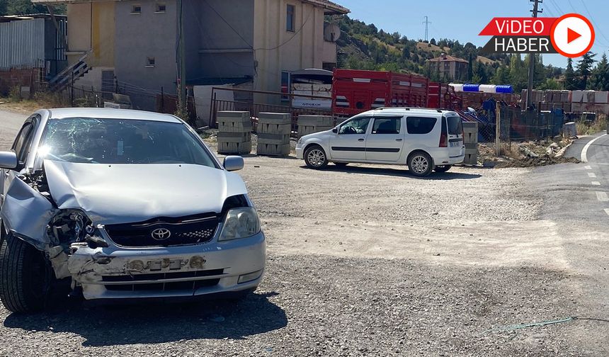 ESKİPAZAR'DA İKİ OTOMOBİL ÇARPIŞTI
