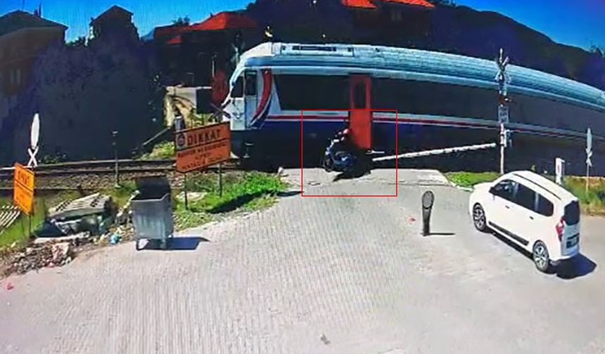 ÇAYCUMA'DA TREN MOTOSİKLETE ÇARPTI