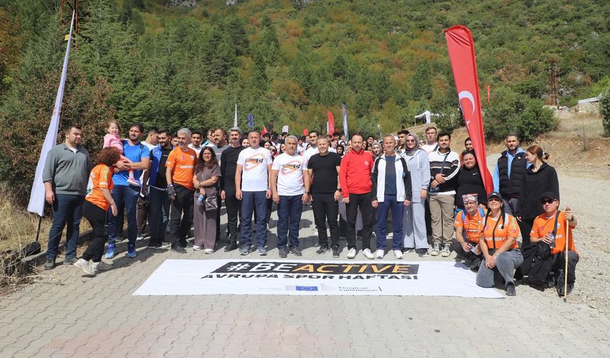 ÜNİVERSİTELİ ÖĞRENCİLER BULAK KANYONU'NDA YÜRÜDÜ