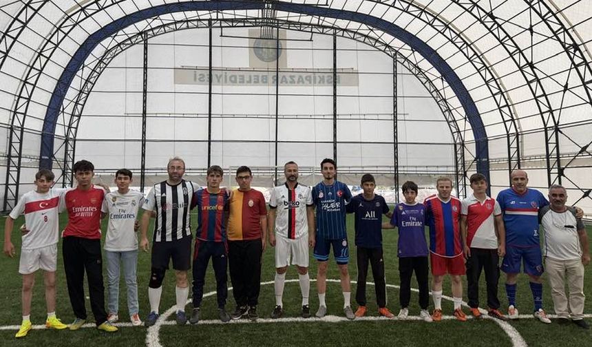 BAŞKAN CIVA ÖĞRENCİLERLE HALI SAHADA BULUŞTU