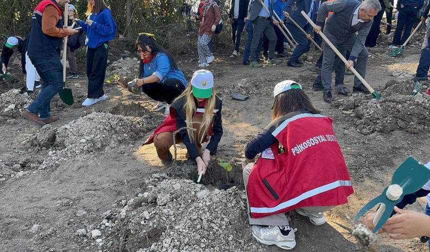 ALAPLI'DA MİLLİ AĞAÇLANDIRMA GÜNÜNDE FİDAN DİKTİLER