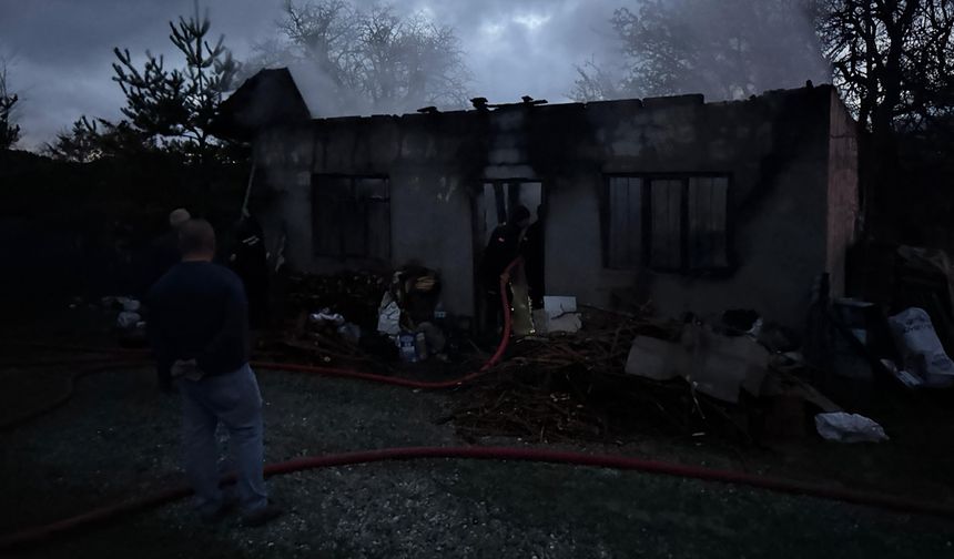 BENZİNLE SOBA YAKARKEN HEM KENDİNİ HEM EVİ YAKTI