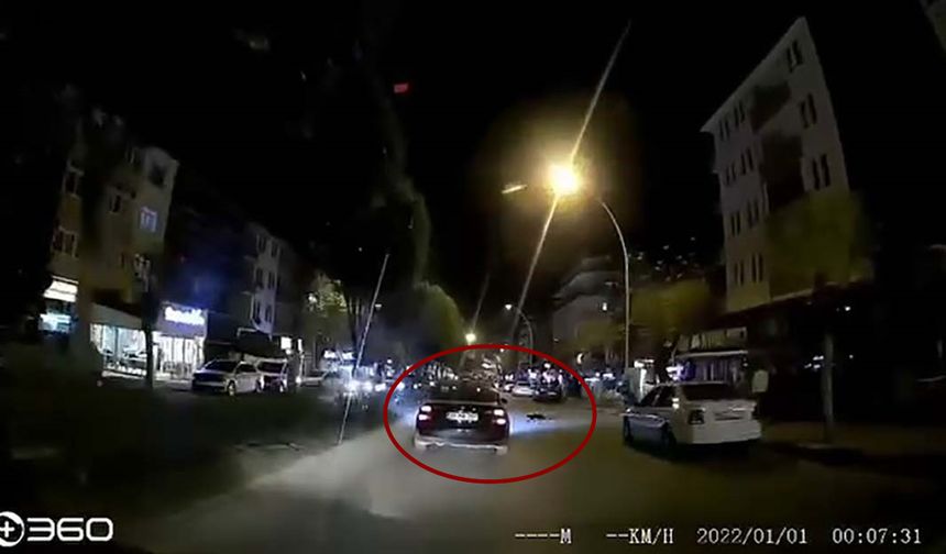 OTOMOBİLİN ALTINDA KALAN KEDİ ANBEAN KAYDEDİLDİ