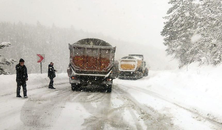 EFLANİ'DE TIRLARIN KAYMASIYLA YOL KAPANDI