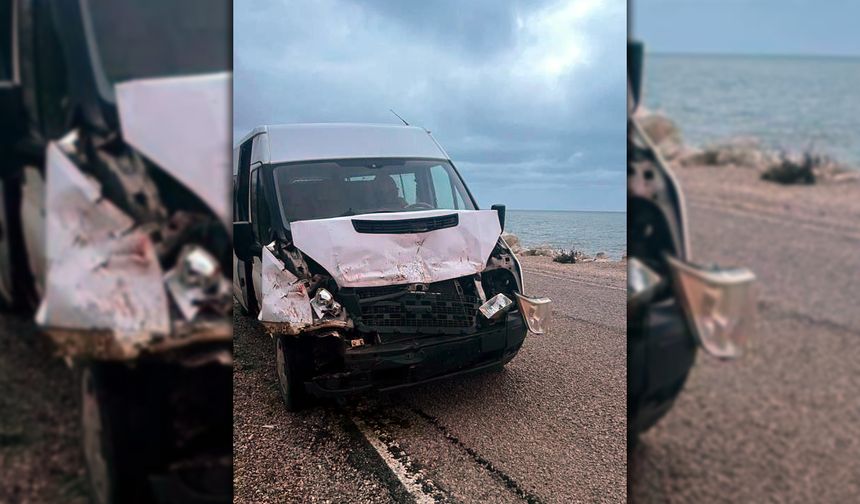 OKUL SERVİSİ KAMYONA ÇARPTI