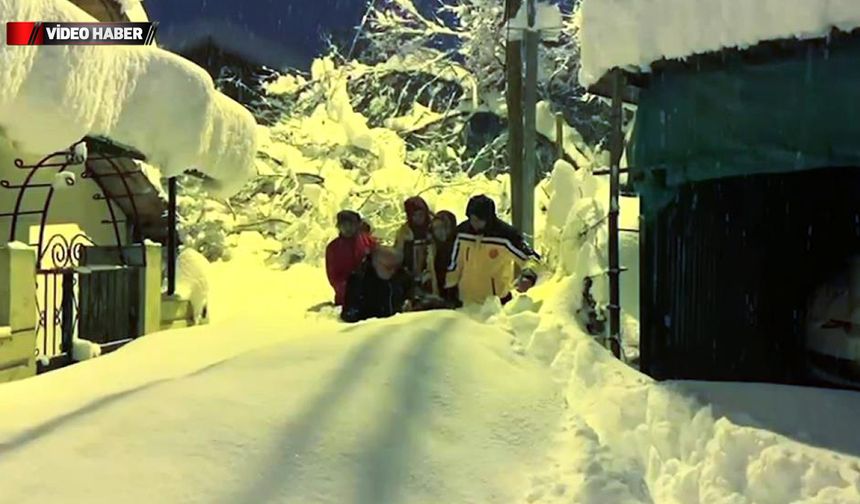 SAĞLIK EKİPLERİ 80 SANTİMLİK KARLI YOLLARI AŞIP HASTA KADINI TAŞIDILAR