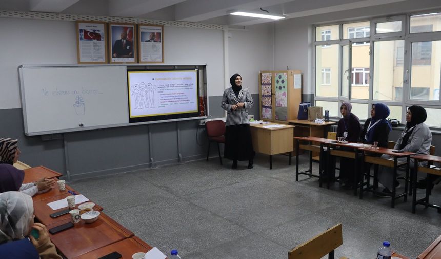 VELİLERE "ÇOCUK YETİŞTİRME TUTUMLARI" EĞİTİMİ VERİLDİ