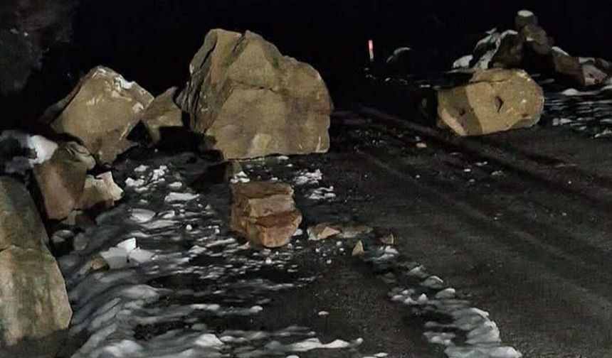 DÜŞEN KAYALAR YÜZÜNDEN İKİ KÖY ULAŞIMA KAPANDI