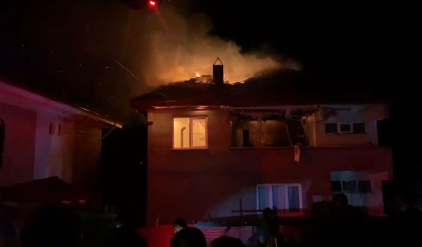 YENİCE'DE İKİ KATLI EVDE YANGIN PANİĞİ