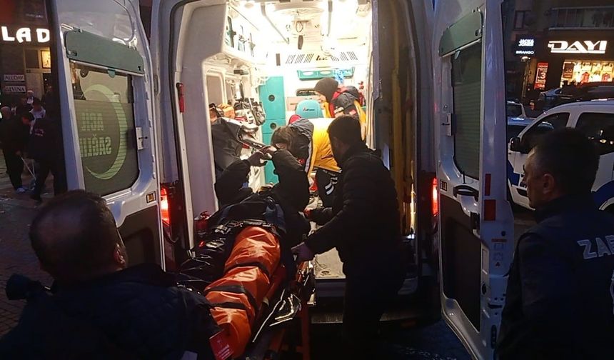 KAZADA FIRLAYAN MOTOKURYE OTOMOBİLİN ÜZERİNE DÜŞTÜ