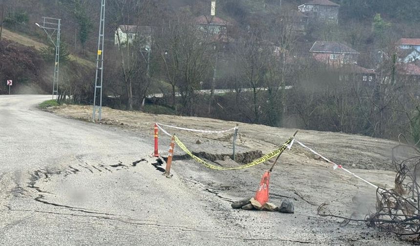 KASTAMONU'DA HEYELAN SONRASINDA YOL ÇÖKTÜ