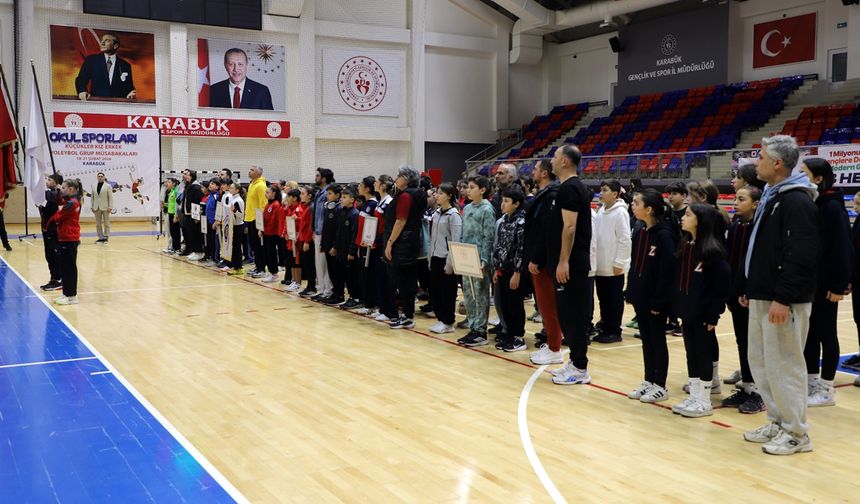 OKUL SPORLARI KÜÇÜKLER KIZ-ERKEK VOLEYBOL GRUP MÜSABAKALARI BAŞLADI