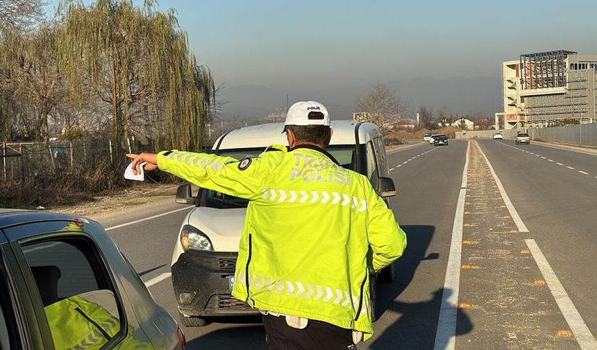 DÜZCE'DE BİN 496  SÜRÜCÜYE CEZA YAZILDI