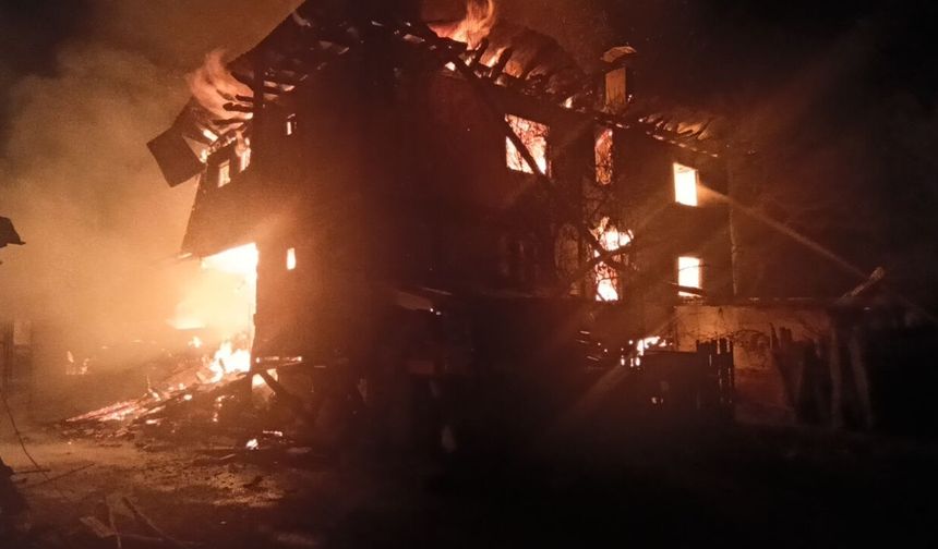 KASTAMONU’DA YANGIN FELAKETİ: EV VE AHIR KÜLE DÖNDÜ