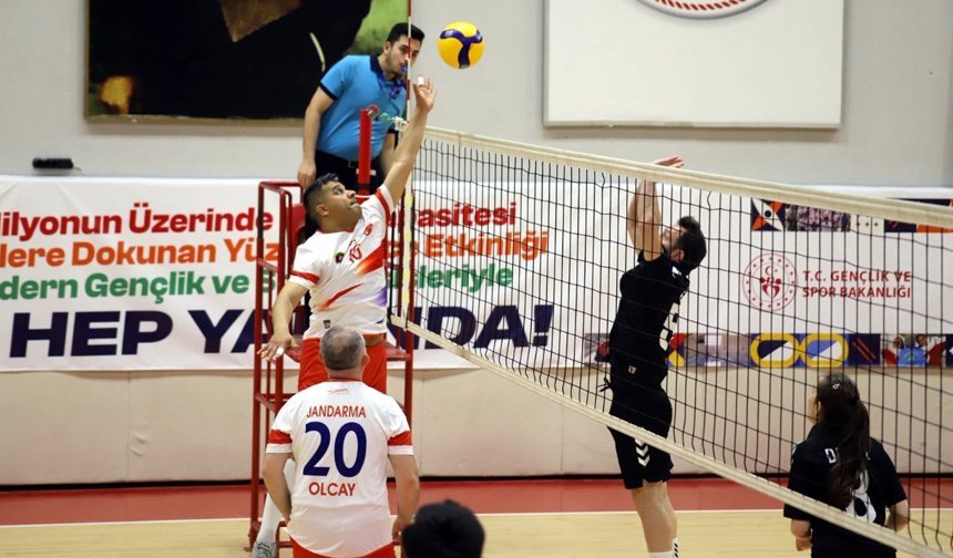 KARABÜK'TE KURUMLAR ARASI VOLEYBOL TURNUVASI BAŞLADI