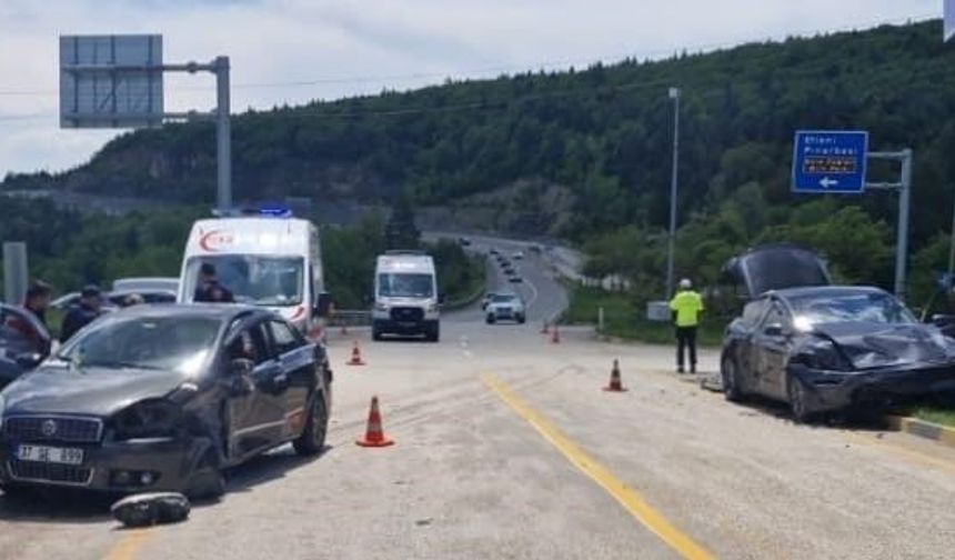 KAVŞAKTA ÇARPIŞAN ARAÇLAR HURDAYA DÖNDÜ