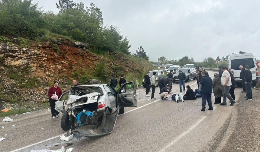 OTOMOBİL İLE SERVİS OTOBÜSÜ ÇARPIŞTI: 6 YARALI