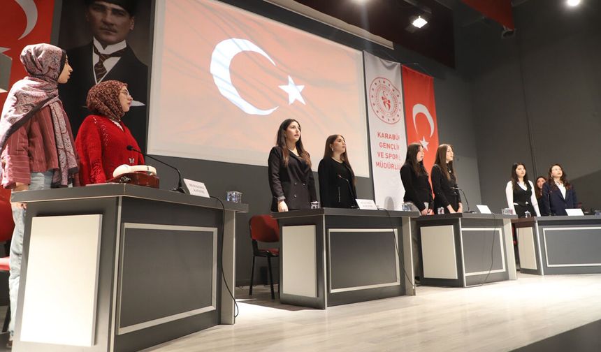 KARABÜK’TE MÜNAZARA HEYECANI: GENÇLER FİKİRLERİYLE YARIŞTI