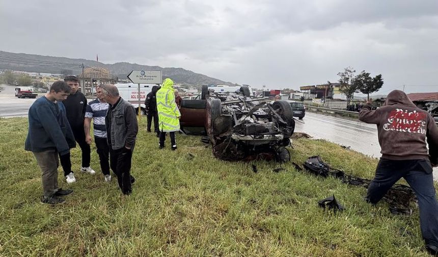 REFÜJE ÇARPIP TAKLA ATTI: 4 YARALI