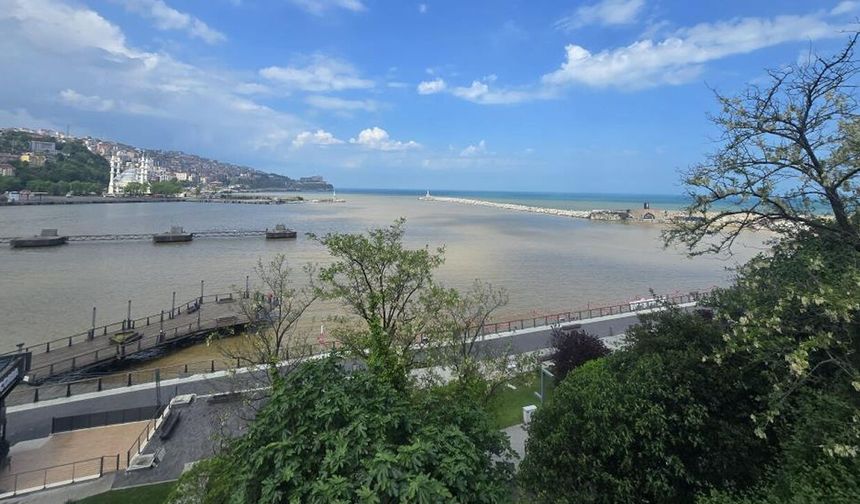 ZONGULDAK LİMANI YAĞIŞLARLA SARI RENGE DÖNDÜ