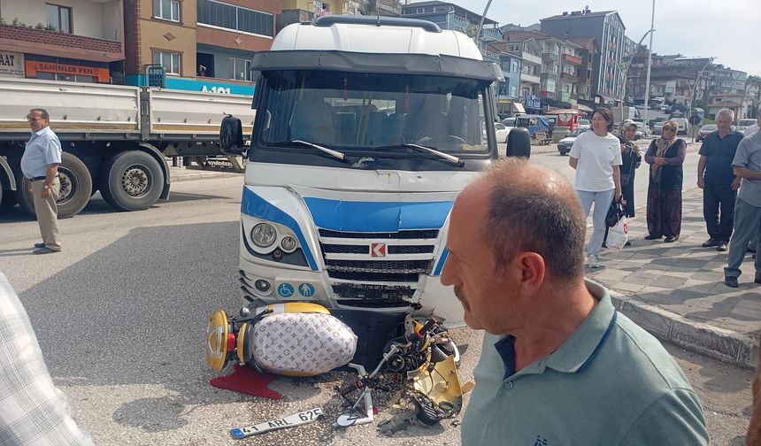 ALAPLI’DA MİNİBÜS MOTOSİKLETE ÇARPTI
