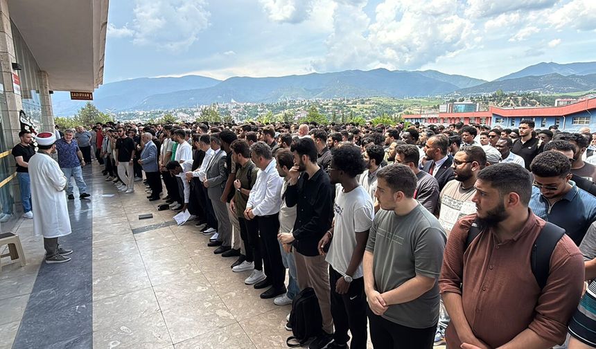 KAZADA ÖLEN ÜRDÜNLÜ ÖĞRENCİLER İÇİN GIYABİ CENAZE NAMAZI