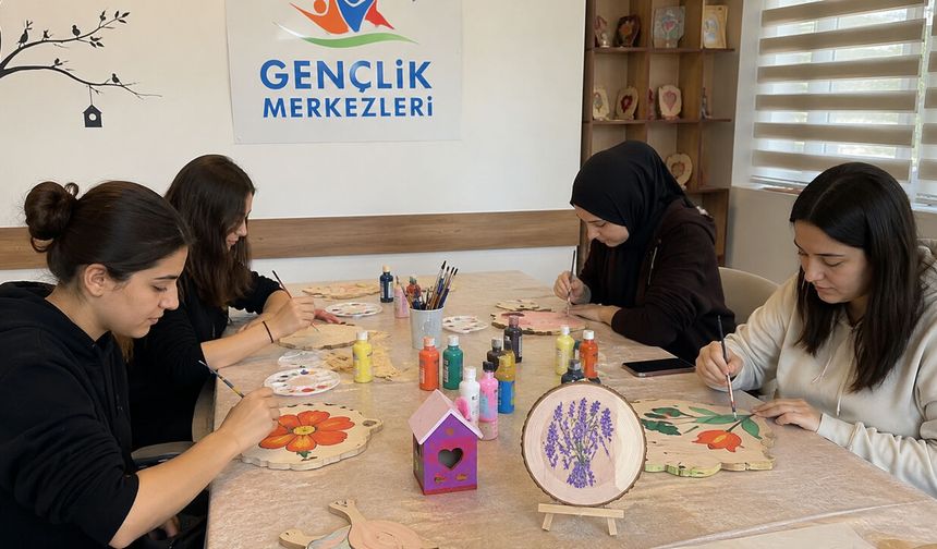 EFLANİ GENÇLİK MERKEZİ'NDE AHŞAP BOYAMA ATÖLYESİNE YOĞUN İLGİ