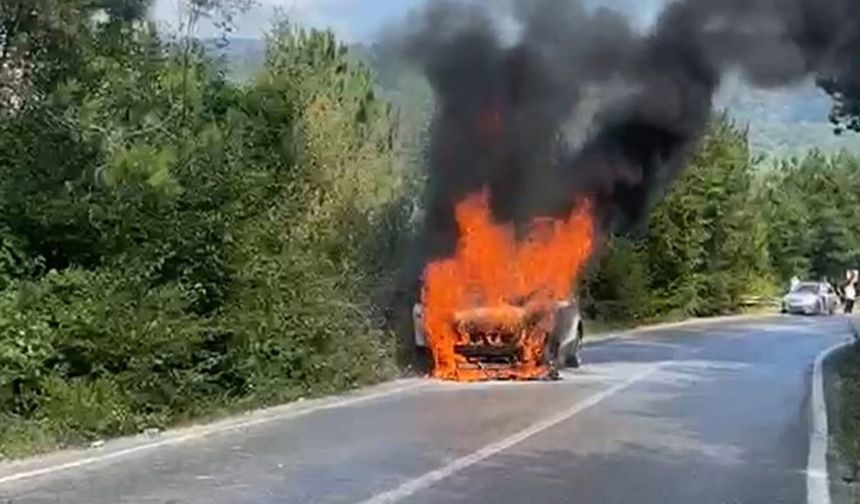 BARTIN’DA SEYİR HÂLİNDEKİ OTOMOBİL ALEV ALDI