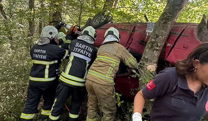 KONTROLDEN ÇIKAN ARAÇ AĞACA ÇARPTI 3 YARALI