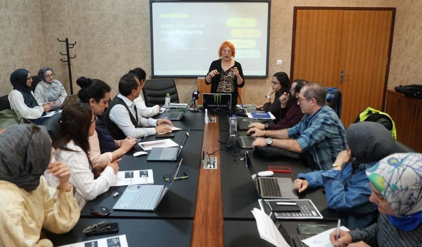 KBÜ'DE ARAŞTIRMACILAR İÇİN UYGULAMALI VERİ ANALİZ EĞİTİMİ