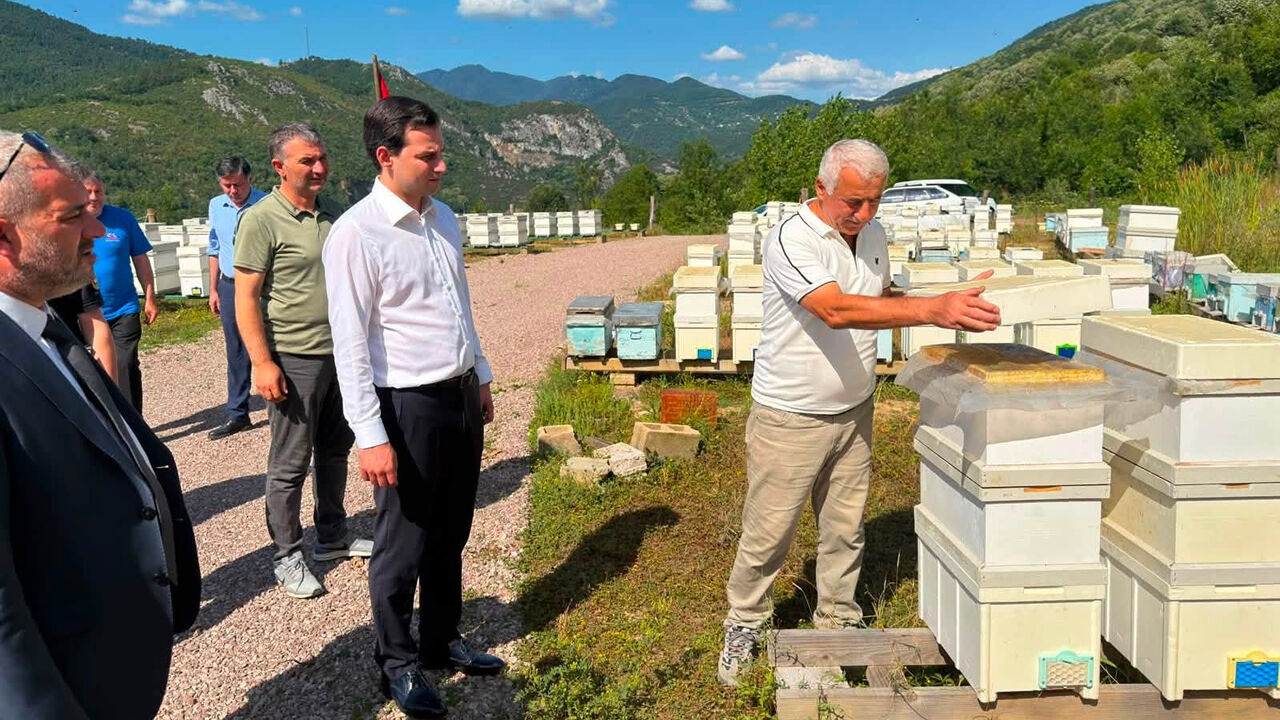 Yenice Kaymakami Canga Ve Baskan Karakastan Ari Ciftligine Ziyaret 2