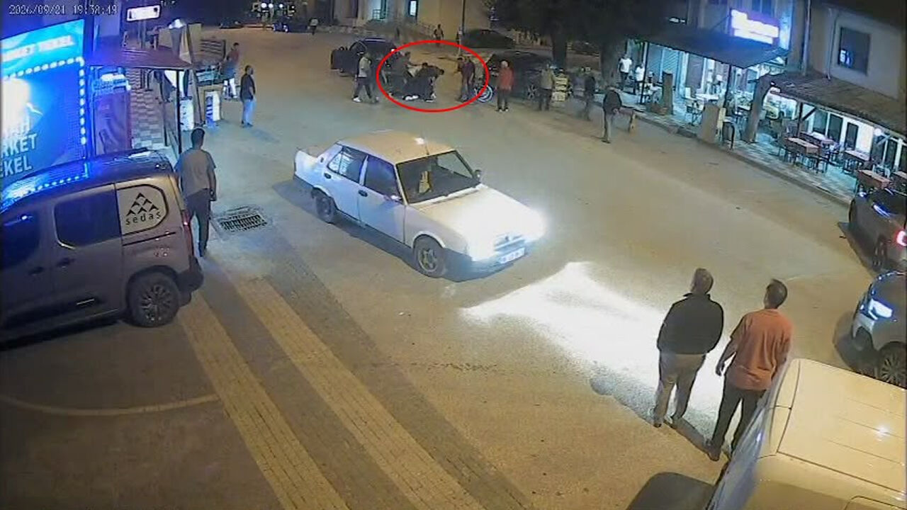 64 YAŞINDAKİ ESNAFI ARAÇTAN İNDİRİP DÖVDÜLER