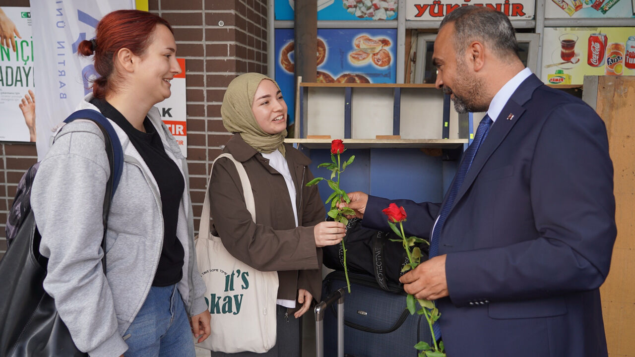 BARÜ REKTÖRÜ ÖĞRENCİLERİ OTOGARDA KARŞILADI