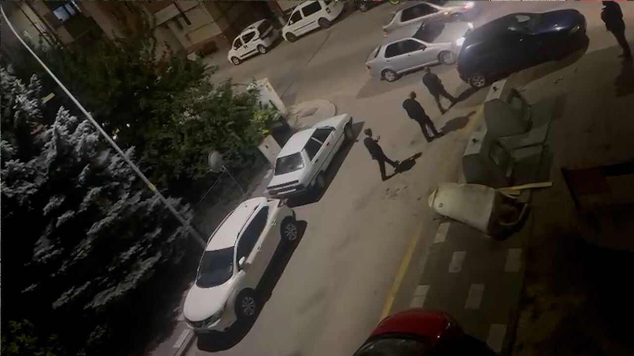 SOKAK ORTASINDA BIÇAKLA SALDIRMAYA ÇALIŞTI