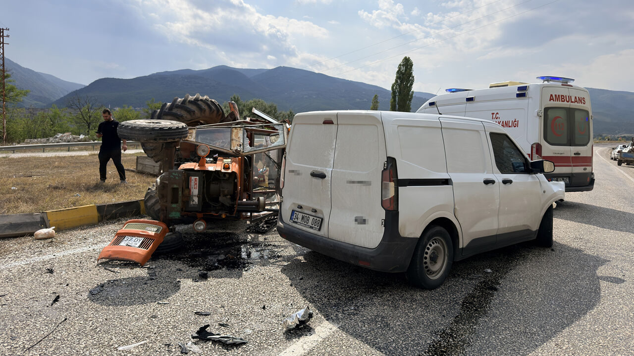 HANÖNÜ'NDE TİCARİ ARAÇLA TRAKTÖR ÇARPIŞTI