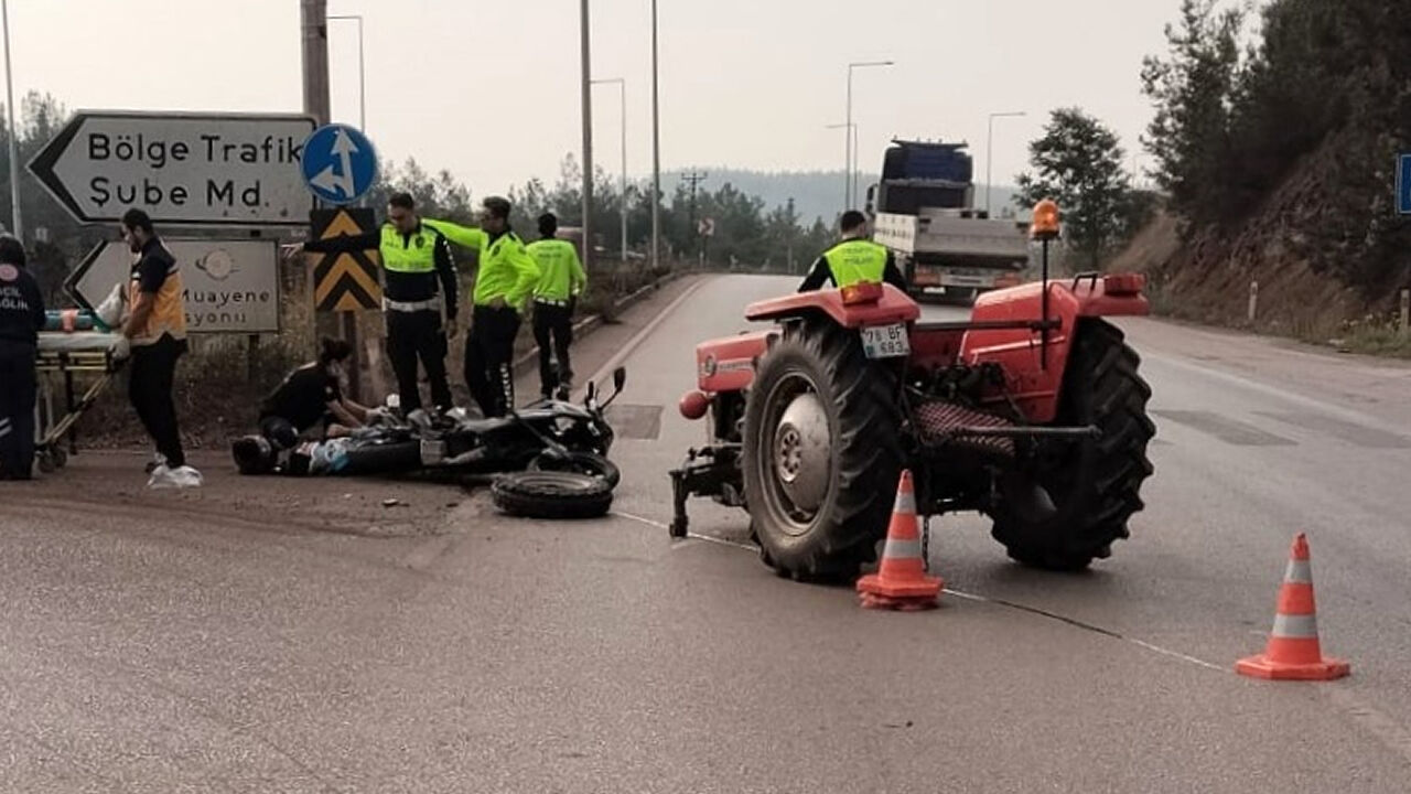 TRAKTÖR İLE MOTOSİKLET ÇARPIŞTI: 2 YARALI