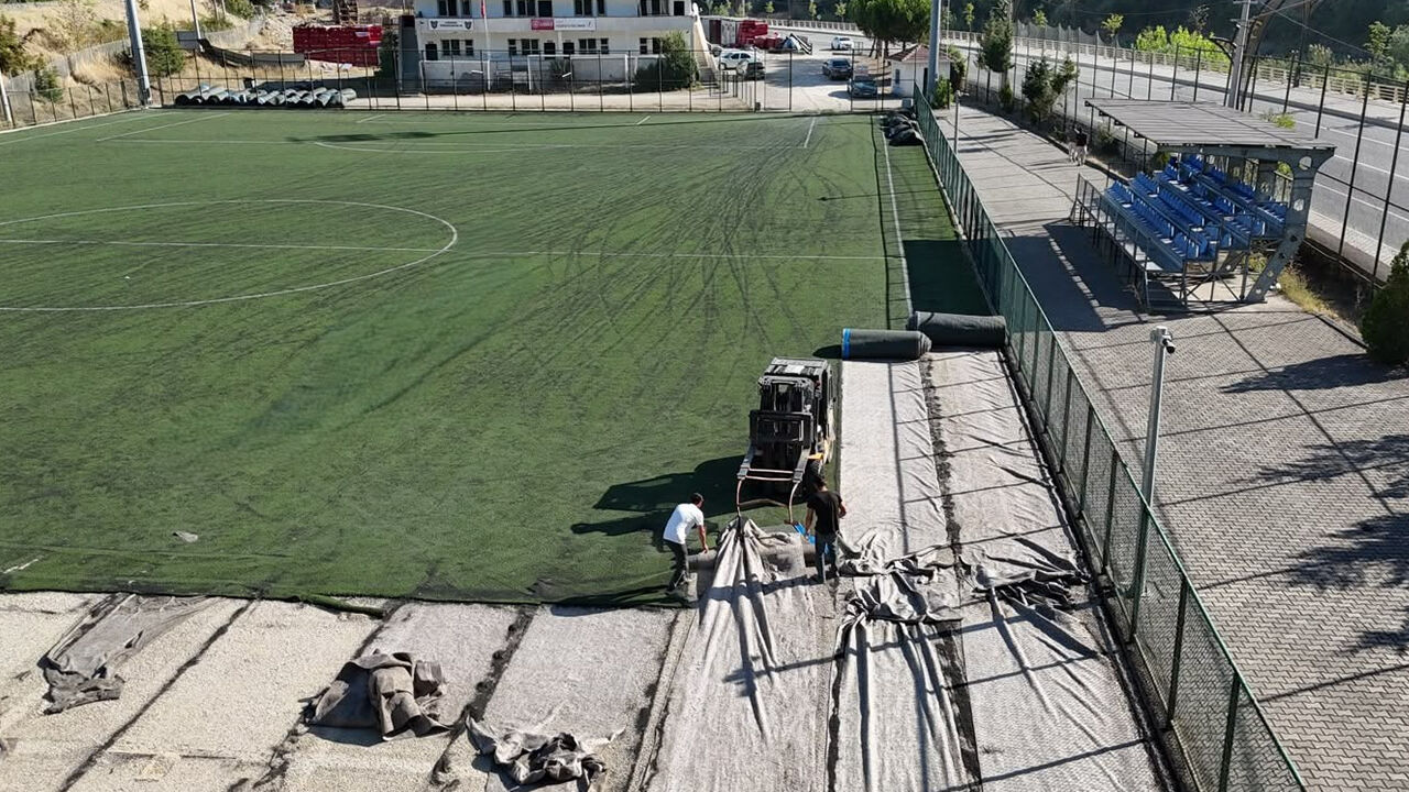 SOĞUKSU SENTETİK FUTBOL SAHASI ZEMİNİ YENİLENİYOR
