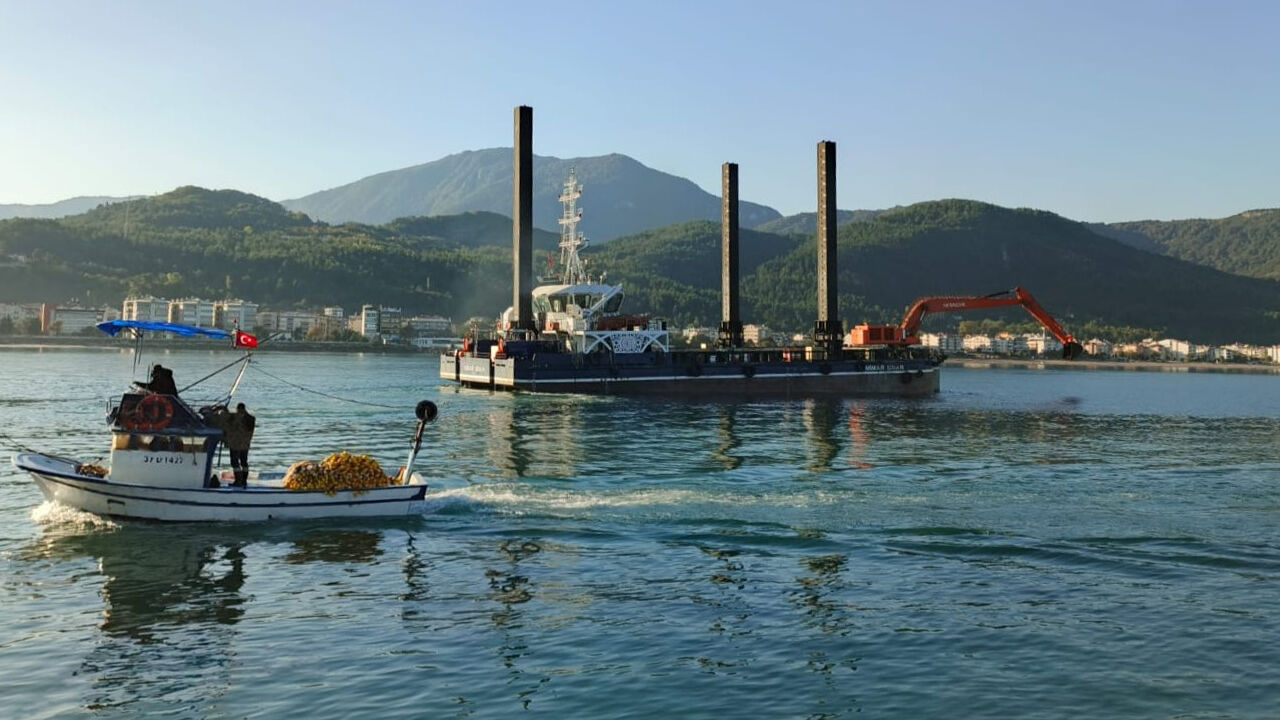 CİDE LİMANINDA TEMİZLİK ÇALIŞMASI
